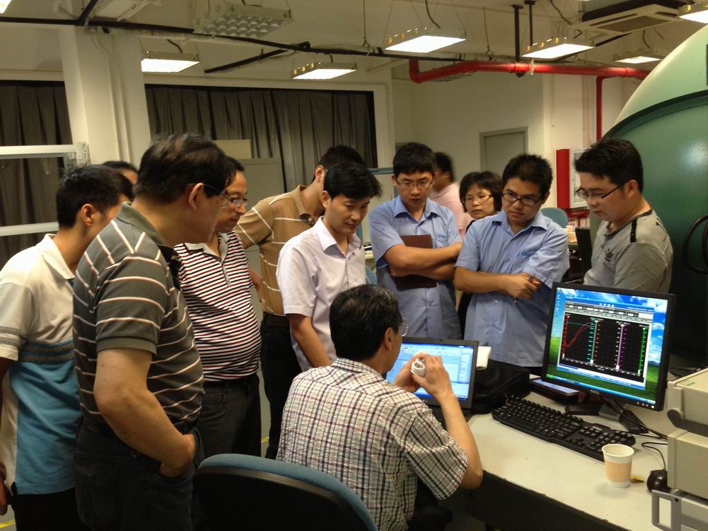 2013年6月27日汪總旁聽飛利浦提高熒光燈質(zhì)量會(huì)議 2013年6月27日汪總旁聽飛利浦提高熒光燈質(zhì)量會(huì)議